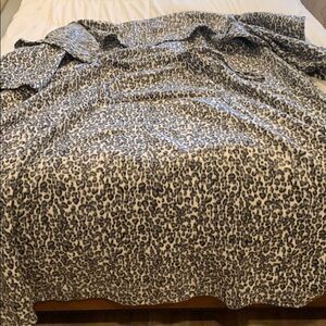 🎉last price  🎉Animal print rob/ blanket